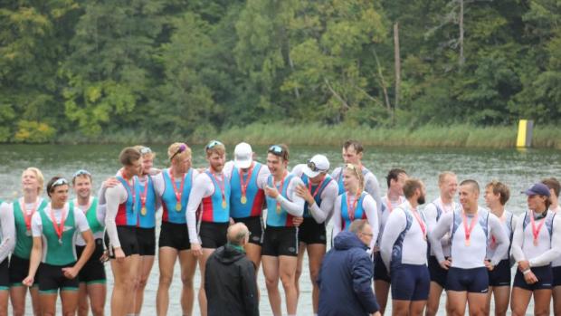 På billedet er det Holstebro Roklubs 8'er til medaljeoverrækkelsen